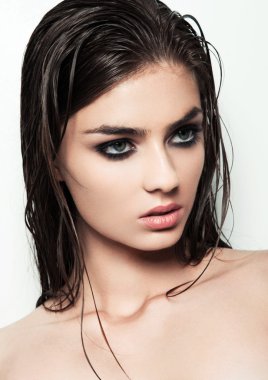 Güzel bir kadınla makyaj ve saç beyaz arka plan üzerinde ıslak