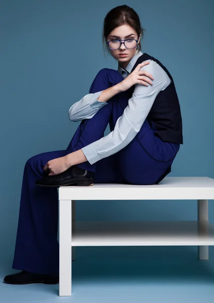 Zakenvrouw portret met glazen en blauwe pak met een hand op haar schouder — Stockfoto