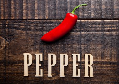 Kırmızı sıcak Meksika biberi harflerle ahşap tahta üzerinde