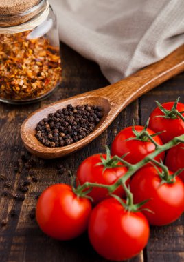 Taze domates fesleğen ve kaşık biber grunge yönetim kurulu ile