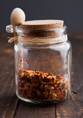 Baharatlar ve ahşap tahta üzerinde küçük kaşık kavanoz