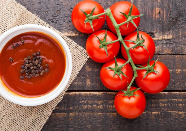 Ahşap pansiyon sause kase ile taze domates — Stok fotoğraf