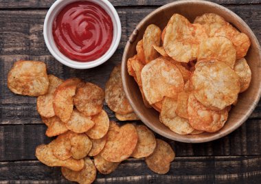 Patates kızartması ve ketçap ahşap tahta üzerinde kase patates cips