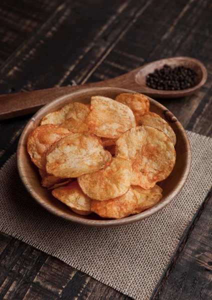 Cuenco con patatas fritas con pimienta en la madera — Foto de Stock