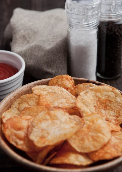 Cuenco con patatas fritas fritas en tablero de madera — Foto de Stock