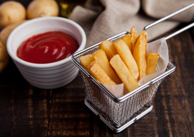 Kızarmış patates cips fritöz ahşap üzerine ketçap ile içinde