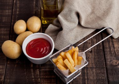 Kızarmış patates cips fritöz ahşap üzerine ketçap ile içinde
