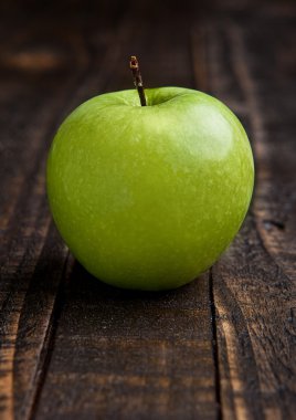 Ahşap tahta üzerinde yeşil organik sağlıklı elma