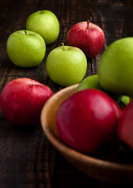 Green and red organic  apples in bowl on wooden board — Stock Photo, Image