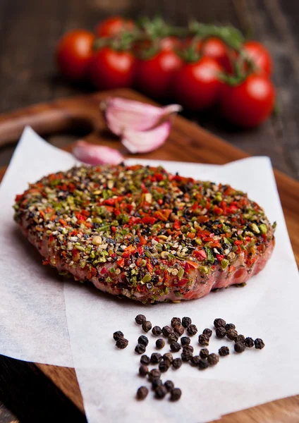 Hovězí tatarský biftek s pepřem a česnekem na dřevo — Stock fotografie