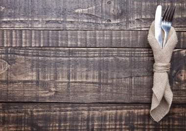 Bıçak ve çatal mutfak havlusu ahşap tahta üzerinde içinde