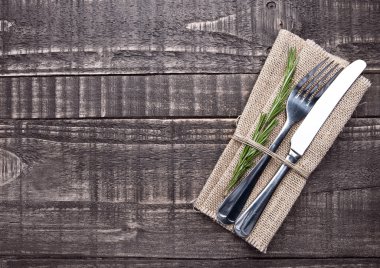 Bıçak ve çatal mutfak havlusu ahşap tahta üzerinde içinde