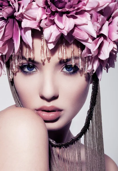 Piękna kobieta kwiat korony i makijaż na białym tle — Zdjęcie stockowe