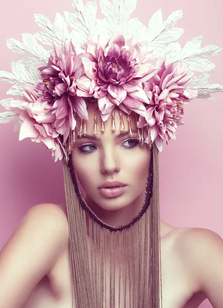 Piękna kobieta kwiat korony i makijaż na różowym tle — Zdjęcie stockowe
