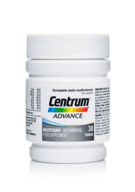 LONDON, İngiltere - 14 Ekim 2020: Centrum konteynırı beyaz arka planda multi vitamin hapları geliştirdi.