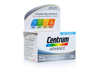 LONDON, İngiltere - 14 Ekim 2020: Centrum Kutusu beyaza multivitamin hapı veriyor.
