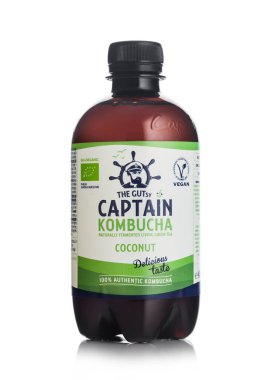 LONDON, İngiltere - 14 Ekim 2020: Kaptan Kombucha 'nın doğal mayalanmış yeşil çay şişesi beyaz arka planda hindistan cevizi.
