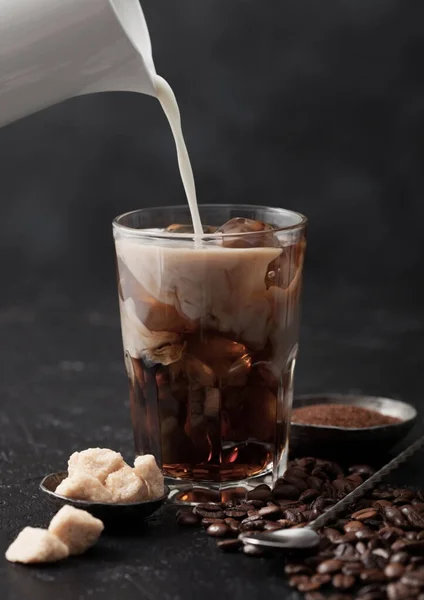 Häll Färsk Mjölk Glas Med Iskaffe Med Kaffebönor Och Rörsocker — Stockfoto