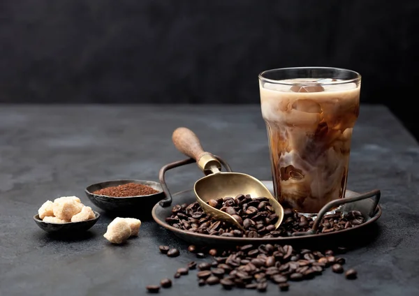 Sütlü Buzlu Kahve Kahve Çekirdekleri Kamış Şekerli Öğütülmüş Kahve Siyah — Stok fotoğraf