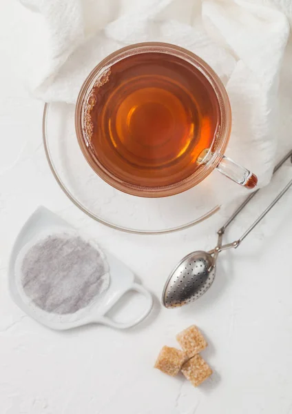 Svart Påse Keramiska Plattan Med Glas Och Sil Infuser Och — Stockfoto