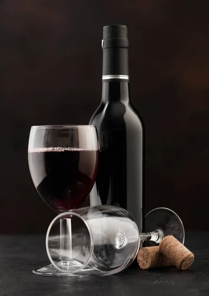 酒瓶和红葡萄酒杯 瓶塞为深色底色 — 图库照片