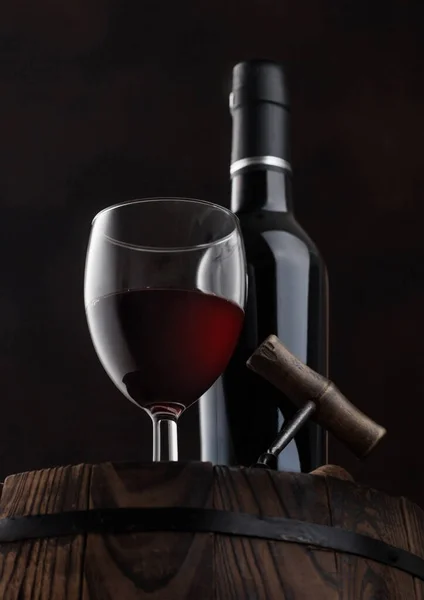 Flasche Und Glas Rotwein Mit Korken Und Vintage Korkenzieher Auf — Stockfoto