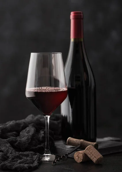 Glas Und Flasche Rotwein Mit Korken Und Vintage Korkenzieher Mit — Stockfoto
