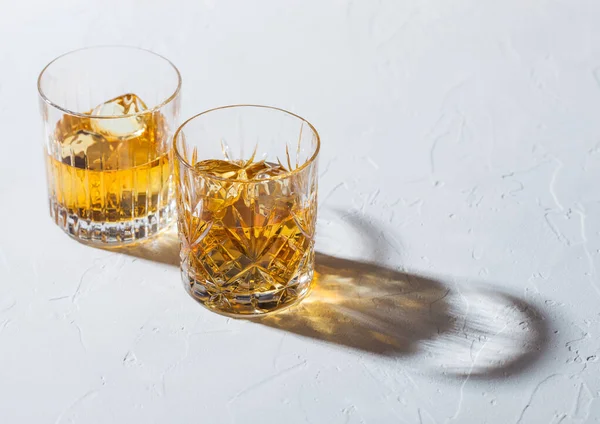 Gläser Mit Eiswürfeln Von Single Malt Whisky Auf Weißem Hintergrund — Stockfoto
