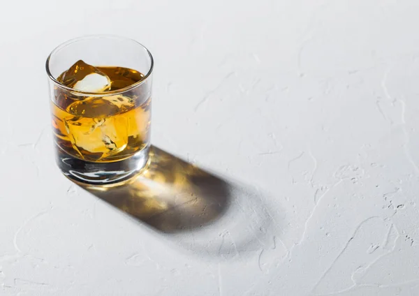 Glas Mit Eiswürfeln Von Single Malt Whisky Auf Weißem Hintergrund — Stockfoto