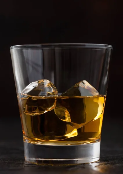 Glas Mit Eiswürfeln Von Scotch Whiskey Auf Schwarz Makro — Stockfoto