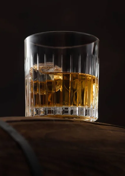 Schottischer Whisky Kristallglas Mit Eiswürfeln Auf Holzfass Und Schwarzem Hintergrund — Stockfoto