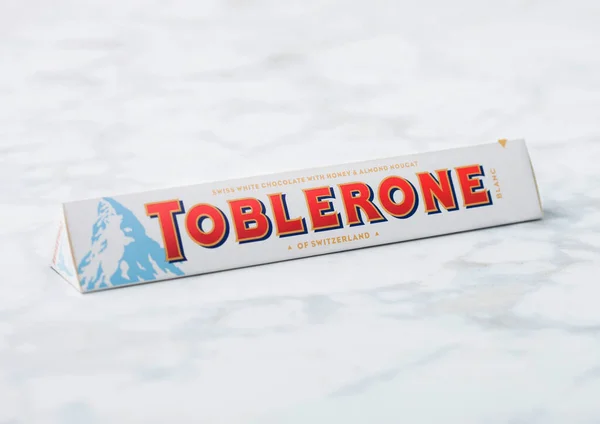 Лондон Великобритания Октября 2020 Трубка Тоблерона Швейцарский Белый Шоколад Медом — стоковое фото