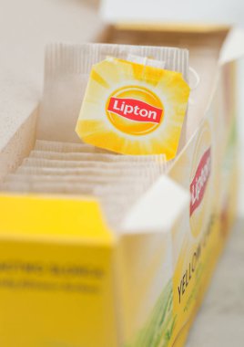 LONDON, İngiltere - 21 Ekim 2020: Hafif arkaplanda aromalı siyah çay poşetleri Lipton Yellow Label.