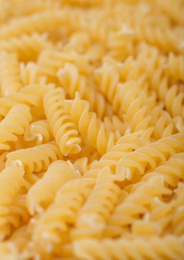 Doku arka planı olarak el yapımı sarı fusilli makarna. Makro