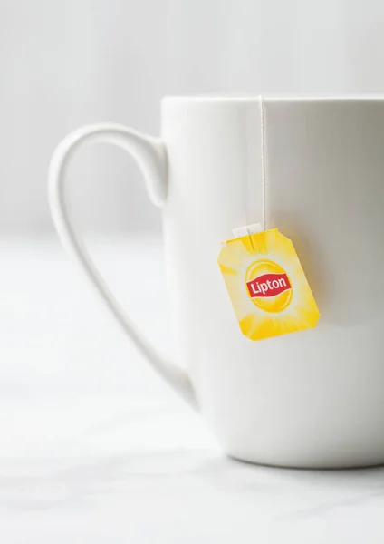 London October 2020 Lipton Yellow Label Tea Bag White Porcelain — 스톡 사진