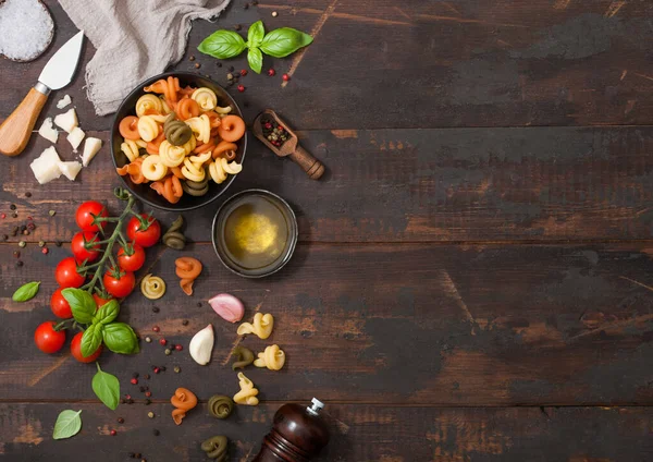 Pastas Frescas Trottole Tricolor Crudo Tazón Negro Con Tomates Cherry — Foto de Stock