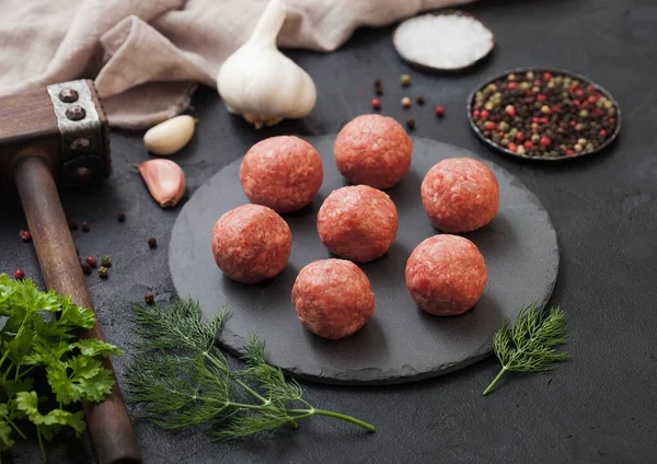 Almôndegas Frescas Carne Picada Crua Tábua Redonda Com Pimenta Sal — Fotografia de Stock