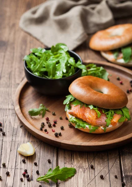 Sanduíche Orgânico Saudável Fresco Com Bagel Salmão Queijo Creme Foguete — Fotografia de Stock