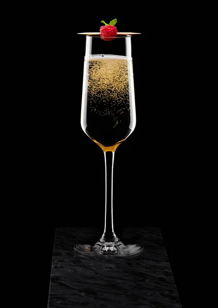 ブラック大理石の板の上に黒の棒にラズベリーと黄色のシャンパンのエレガントなガラス — ストック写真