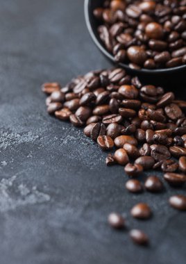 Koyu masa arkasında taze çiğ organik kahve çekirdekleri. Makro