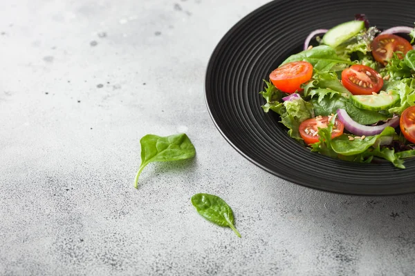 Salada Legumes Frescos Saudáveis Com Pepinos Tomates Cebola Vermelha Espinafre — Fotografia de Stock