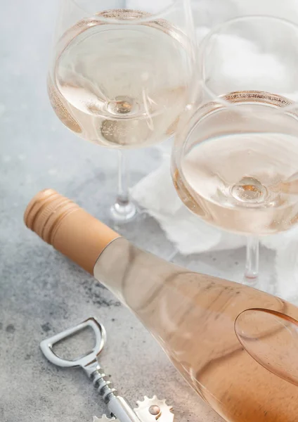 Gläser Und Flasche Rosa Wein Mit Stahlkorkenzieher Auf Hellem Tischhintergrund — Stockfoto