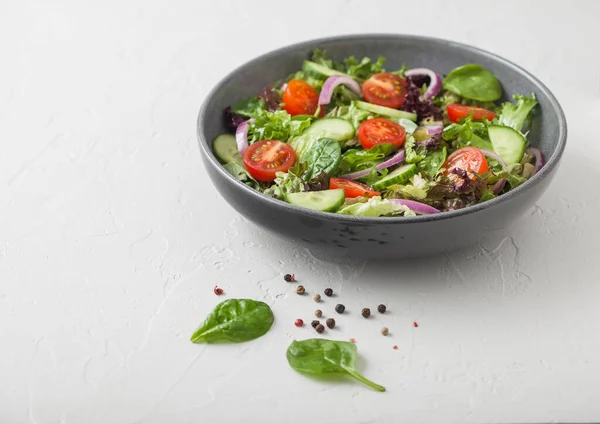 Pepinos Tomates Cebola Vermelha Mistura Espinafre Salada Legumes Frescos Prato — Fotografia de Stock