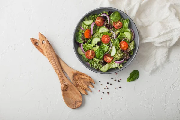 Salada Legumes Vegetarianos Frescos Saudáveis Com Alface Tomate Cebola Vermelha — Fotografia de Stock