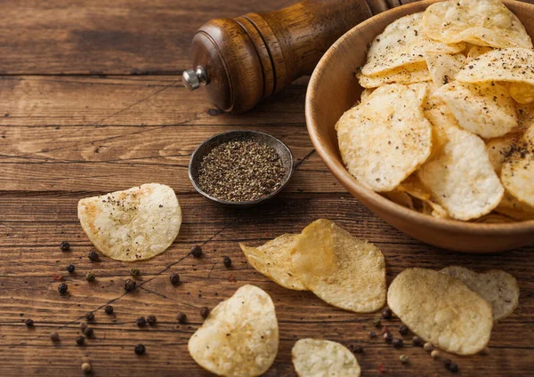 Patatas Fritas Sabor Pimienta Negra Cubo Cuenco Madera Sobre Fondo — Foto de Stock