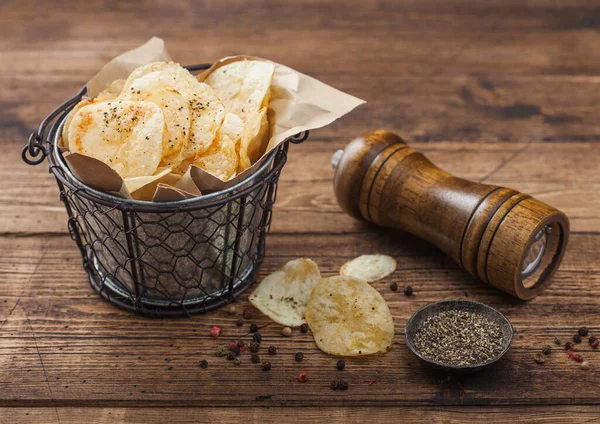 Patatas Crujientes Patatas Fritas Snack Con Pimienta Negra Tazón Madera — Foto de Stock