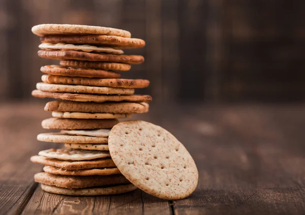 Stapel Verschiedener Knuspriger Bio Fladenbrotcracker Aus Weizen Roggen Und Mais — Stockfoto