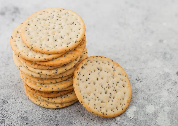 Stapel Verschiedener Knuspriger Bio Weizen Fladenbrotcracker Mit Sesam Und Salz — Stockfoto