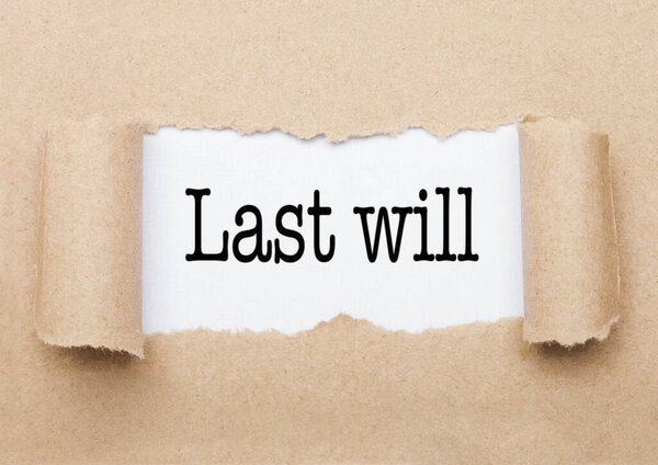 Текст Концепции последней воли появляется за разорванным коричневым бумажным конвертом