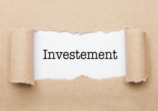 Texto Conceito Investimento Que Aparece Atrás Envelope Papel Marrom Rasgado — Fotografia de Stock
